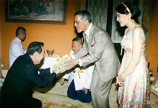 泰国王妃比国王会做人！西拉米跪地上和老人聊天，尊敬长者受称赞