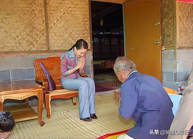 泰国王妃比国王会做人！西拉米跪地上和老人聊天，尊敬长者受称赞