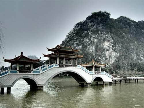 肇庆七星岩风景，景在城中，城与山水相融