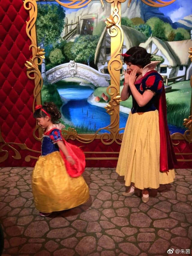 朱茵带女儿黄莺去迪斯尼乐园 扮成白雪公主好开心