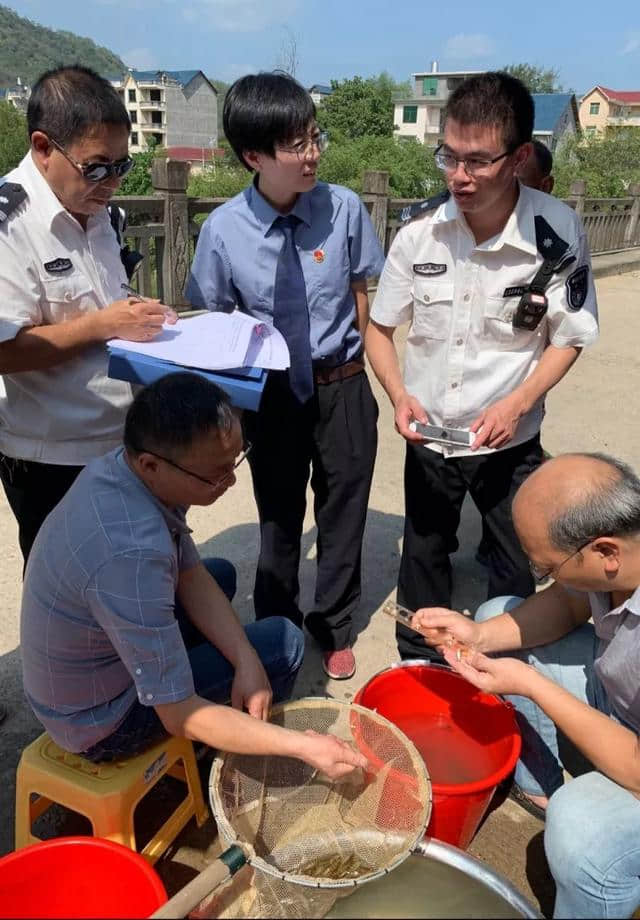 浦城县人民检察院受邀参加浦城县水生生物资源增殖放流活动
