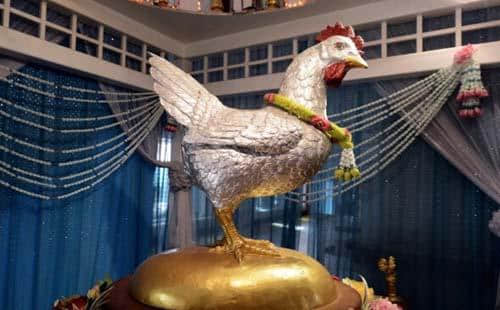 泰国华人在芭提雅用14亿建了一座“黄金屋”，还在大厅供了只鸡