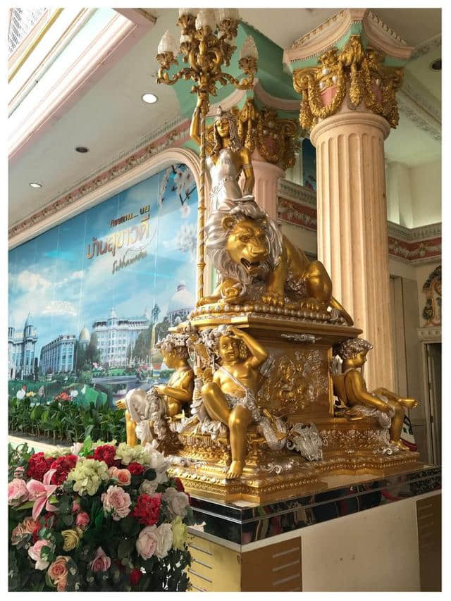 泰国华人在芭提雅用14亿建了一座“黄金屋”，还在大厅供了只鸡