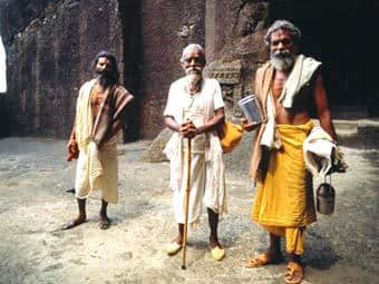 印度最高种姓婆罗门，一生有人奉养，追求精神世界，最后只吃草根树皮
