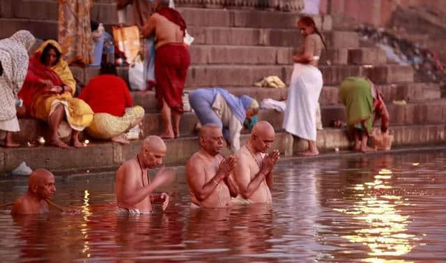 五分钟让你了解印度教，圣河沐浴的婆罗门