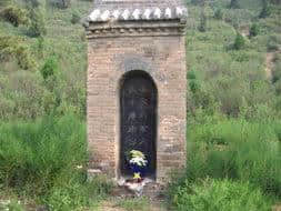 卫青墓葬实景拍摄：墓碑被涂鸦，坟头满是盗洞和大小便