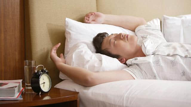 如何科学方法选枕头助睡眠？让你一梦解千愁