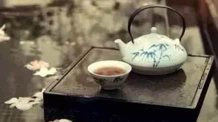 一盏清茶一首诗，品茶读诗，浮生如梦