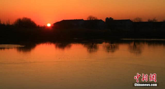 甘肃戈壁湿地初冬清晨 一轮红日喷薄而出