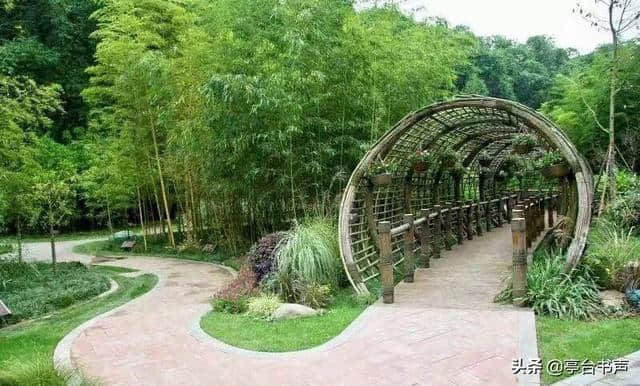 望江楼公园，竹的公园，空白下联应围绕“翠竹”来思考才更贴切