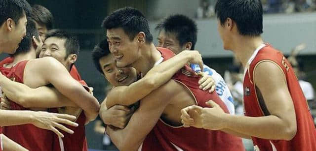 中国男篮世锦赛回顾：黄金一代横空出世，新星后人望姚明之项背