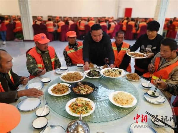 朱仙镇卫锋家居和恒瑞大酒店邀请环卫工人吃大餐
