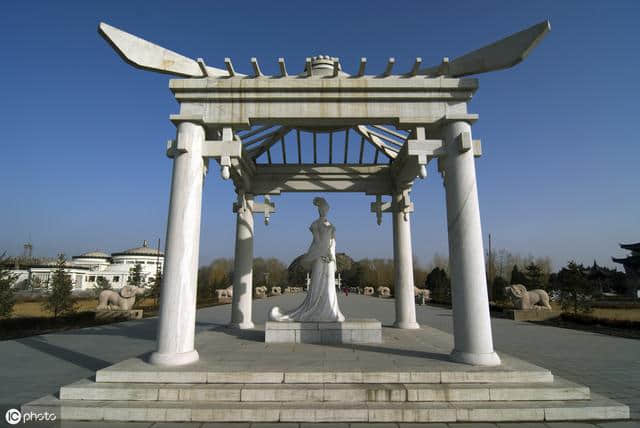 青冢——民族友好的使者中国古代四大美女之一王昭君之墓