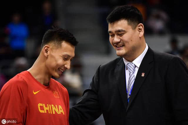 惊喜遮不住伤疤，中国篮球的至暗时刻，拯救中国男篮的人在何方？