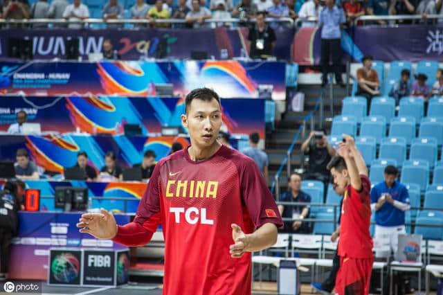 惊喜遮不住伤疤，中国篮球的至暗时刻，拯救中国男篮的人在何方？