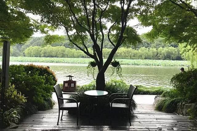 花30元在西湖边的茶馆喝个湖景下午茶，坐上一整天