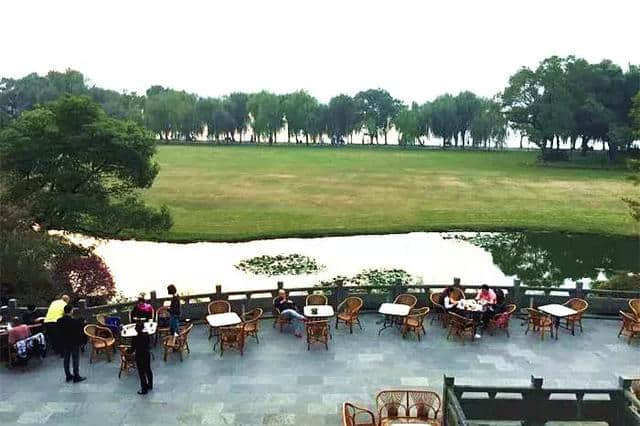 花30元在西湖边的茶馆喝个湖景下午茶，坐上一整天