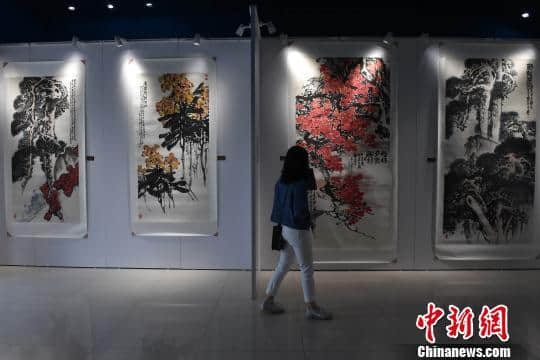 重庆举办“静水流深”朱宣咸父子作品展