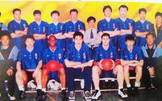 曾经亚洲第一中锋，中国男篮“酒神”，退役后培养轮椅篮球队员