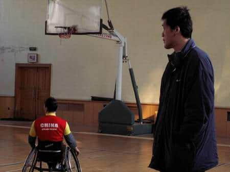 曾经亚洲第一中锋，中国男篮“酒神”，退役后培养轮椅篮球队员