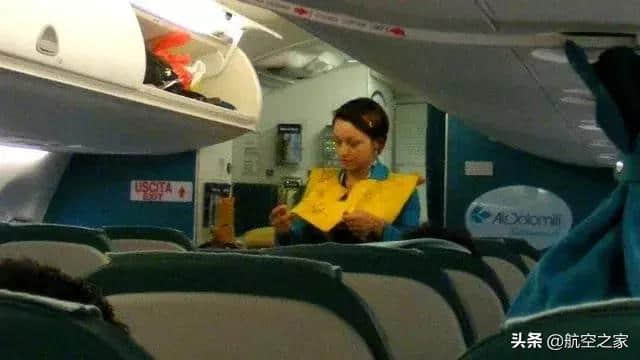 航空百科 空中乘务员为何大多都是女性？