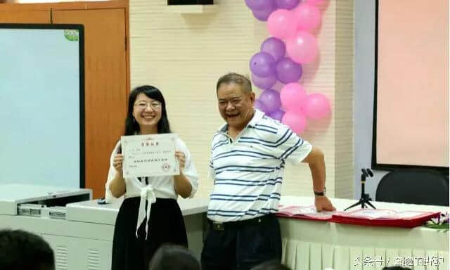 记成都西川中学庆祝第32个教师节表彰大会暨文艺演出