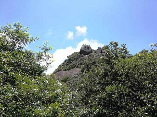 客家地区很有名的一座山，上面灵石屹立，可以俯瞰闽粤