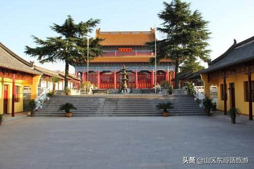 一座园林式庙宇，有袖珍九华之美誉的安徽省天长市护国寺景区
