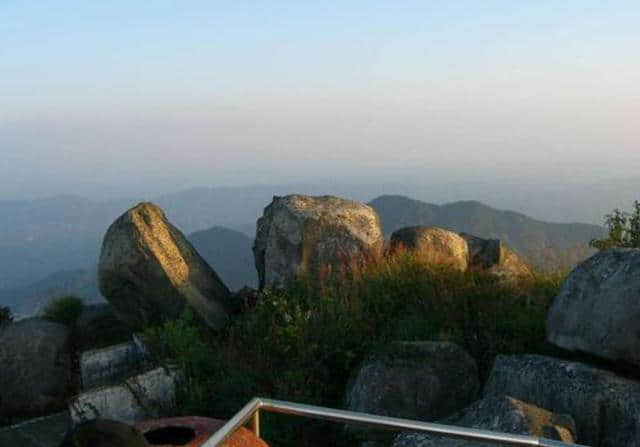 福建省龙岩市有一座山，山上有个千年古寺，据说明末皇太子都去过