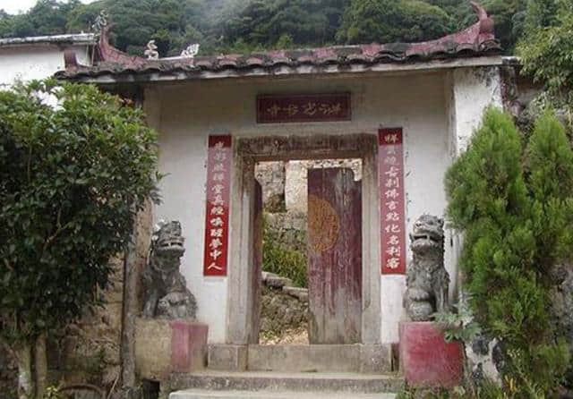 福建省龙岩市有一座山，山上有个千年古寺，据说明末皇太子都去过