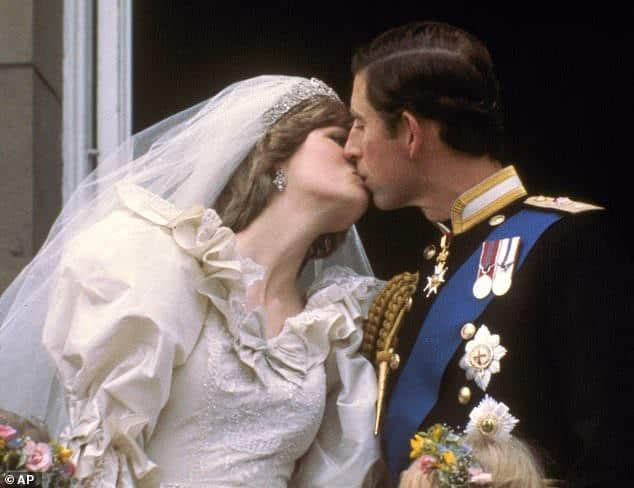 戴安娜、查尔斯婚礼之吻被评为最令人难忘的吻，背后故事很心酸