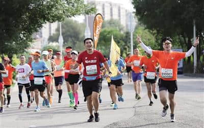 “呼马”再刷全民参跑新纪录 13000余名跑步者爱好者参与