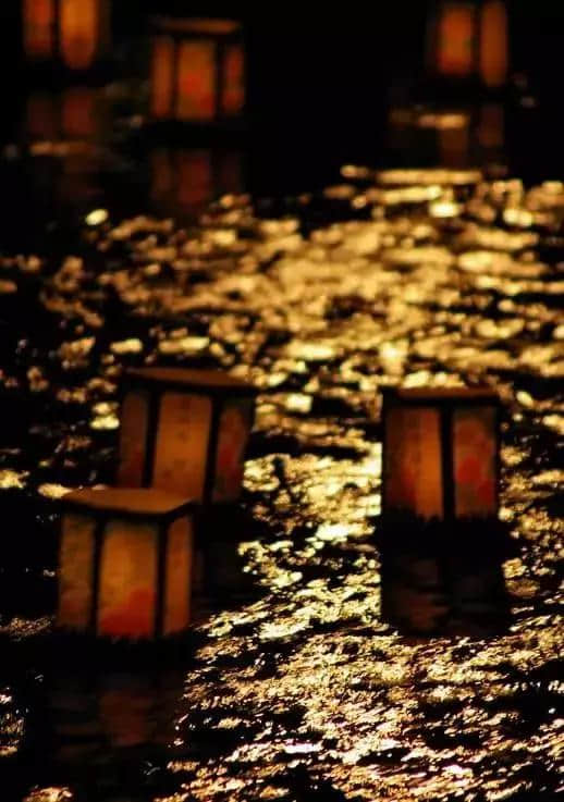 七月十五中元节：点一盏灯，愿天上人间共安好