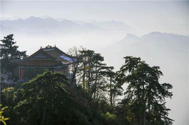 横亘中国地理版图中心的终南山，为什么会成为无数隐士眼中的国脉和圣山？