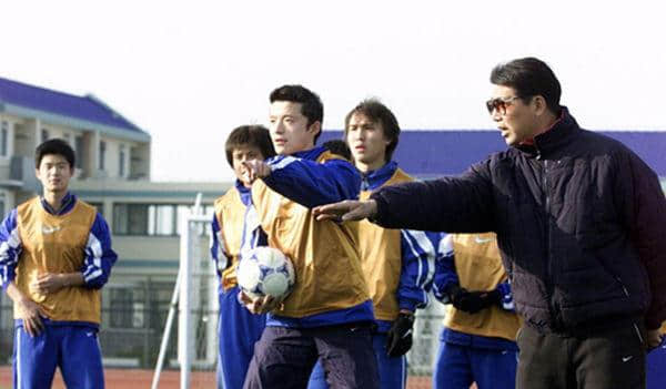他是中国足球教父，十年磨剑打造中国曼联，众多国脚都是他的爱徒