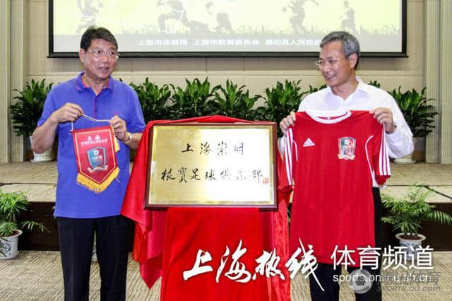他是中国足球教父，十年磨剑打造中国曼联，众多国脚都是他的爱徒