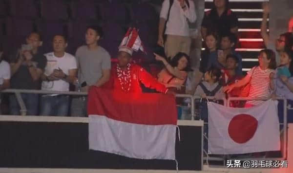 什么叫“心灰意冷”、什么叫“万念俱灰”，这位印尼球迷完美诠释