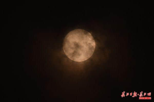 刚刚，中秋的月亮从云层中偷偷爬出来了！| 图集