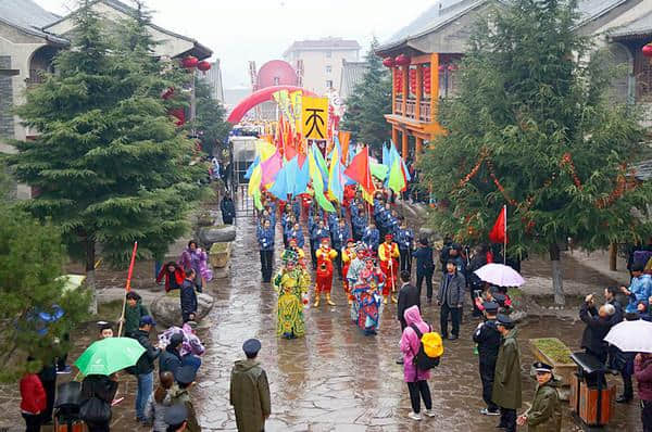 山西云丘山“中和节”开幕，吸引数万人冒雨参与