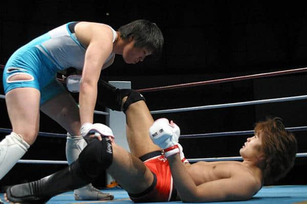 女人和男人打架全部获胜！日本举行世界首场MMA性别大战