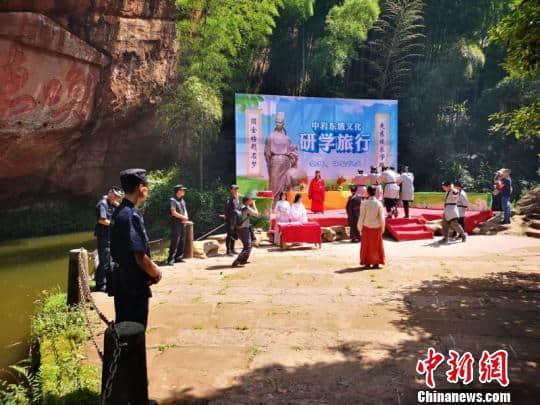 四川青神：中岩寺景区对全国公安民警免费开放