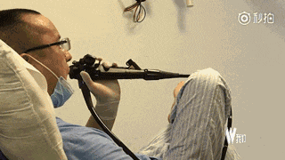 医生给自己做肠镜，只为减轻病人的痛苦