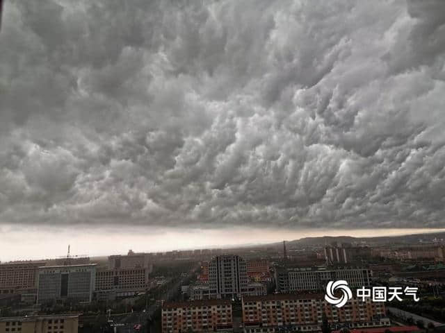 黑云压城城欲摧 乌兰察布惊现壮观积雨云