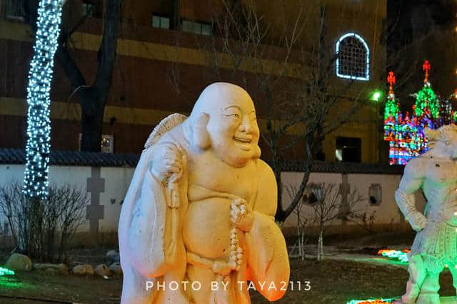 北京延庆：龙庆峡冰灯，五彩斑斓很壮丽，错过等一年—妞儿嬉游记
