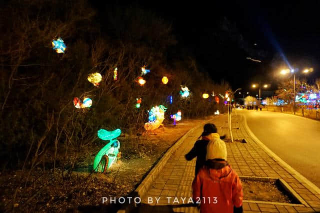 北京延庆：龙庆峡冰灯，五彩斑斓很壮丽，错过等一年—妞儿嬉游记