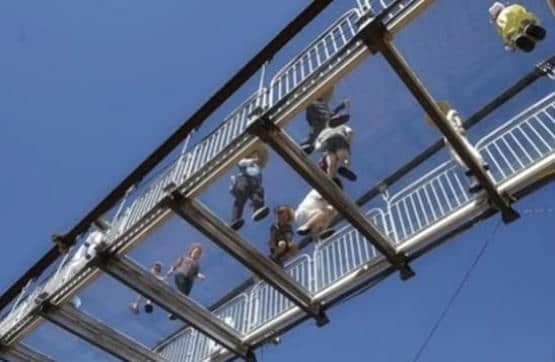 人们喜爱的网红玻璃桥，如今成了偷窥桥，一些工作人员表示无奈