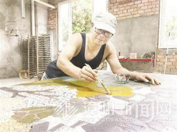 首届中国国际进口博览会 漳州画家漆画《春和景明》精彩亮相