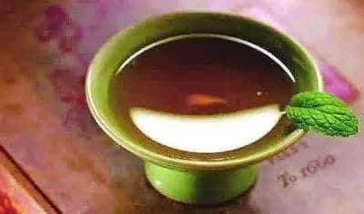 有一种酒叫屠苏酒，据传是华佗创制的，正月初一喝了一年不生病