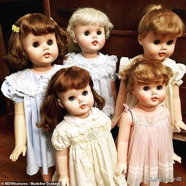 娃娃谷：无法忍受朋友们询问啥时生孩子，夫妇收集75个娃娃摆拍