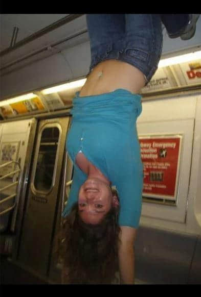 纽约客流行地铁练瑜伽 姑娘大妈不惧偷窥齐劈叉